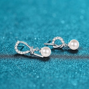 Asymmetric S925 silver knot earrings with pavé diamonds and 7mm freshwater pearls