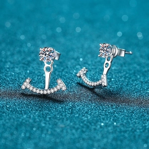 Élégantes boucles d'oreilles sourire T en argent 925 avec pierres de moissanite
