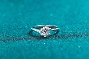 Macro shot of 925 silver snowflake ring featuring a round moissanite in a six-prong setting