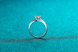 Macro shot of 925 sterling silver snowflake ring with brilliant round moissanite