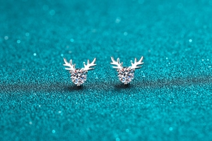 Gros plan sur les boucles d'oreilles rennes en argent S925 avec moissanite scintillante