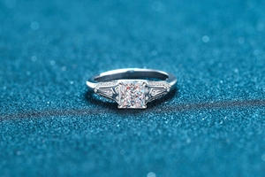 Gros plan d'une bague en argent S925 à coupe princesse avec détails géométriques
