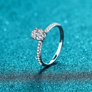 Κομψό δαχτυλίδι από ασήμι 925 με οβάλ moissanite και διαμάντια σε μπλε φόντο λάμψης