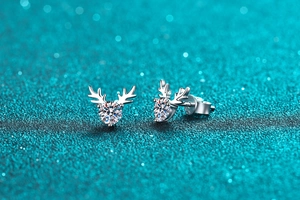 Vue macro des boucles d'oreilles renne en argent S925 avec des pierres de moissanite