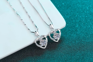 Détail du collier cœur en argent 925 avec pendentif en moissanite étincelante