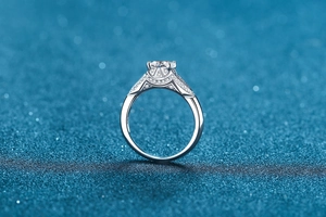 Détail macro d'une bague en argent S925 avec moissanite taille princesse et pavé de diamants