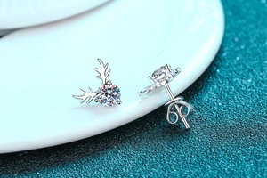 Vue macro des boucles d'oreilles bois de renne en argent S925 avec moissanite