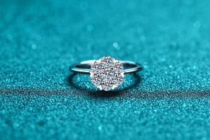 Vue rapprochée de la bague en argent avec griffes en cœur et pierres moissanites