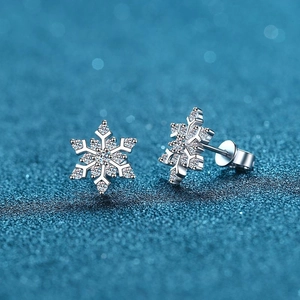 Elegant S925 sterling silver snowflake stud earrings with sparkling moissanite stones