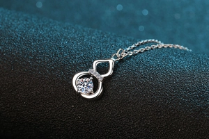 Makroaufnahme der S925 Silber-Halskette mit brillantem Moissanit-Stein in Kürbisform
