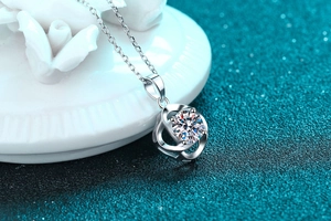 Macro di una collana in argento sterling 925 con un diamante solitario rotondo e brillante