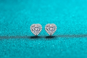 Vue macro des boucles d'oreilles cœur en argent S925 avec halo de moissanite