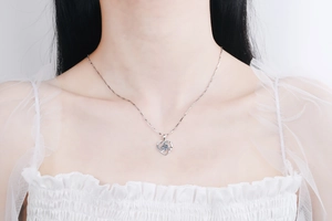 Détail du collier cœur en argent sterling S925 avec moissanite sur un modèle féminin