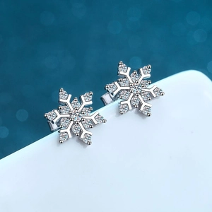 Elegant S925 sterling silver snowflake stud earrings with sparkling moissanite stones