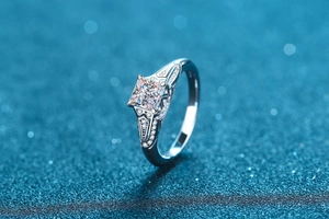 Macro de bague moissanite taille princesse avec détails gravés sur l'anneau