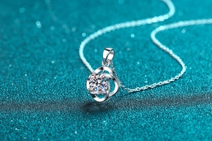 Macro di un ciondolo in moissanite da 1 ct con design a vortice a quattro griffe in argento S925