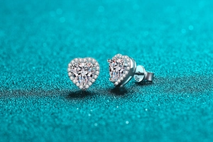 Gros plan sur les boucles d'oreilles cœur en argent S925 avec pavé en moissanite