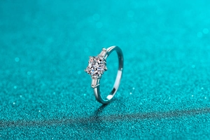 Gros plan détaillé de la bague en argent S925 avec moissanite en cœur et pierres latérales