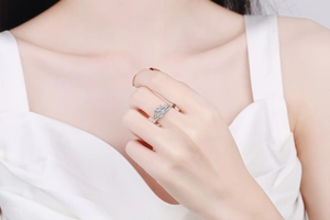 Détail d'une bague en argent S925 avec pierre bleue taille princesse et pavage