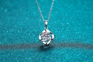 Macro di una collana in argento 925 con pendente a vortice e pietra di moissanite brillante