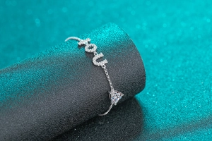 Détail du bracelet en argent S925 avec lettres YOU et pendentif en zircon en cœur