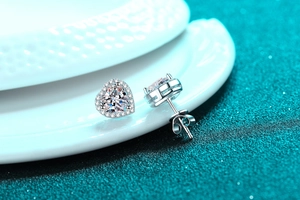 Macro de boucles d'oreilles cœur en argent 925 avec halo de moissanites étincelantes sur socle