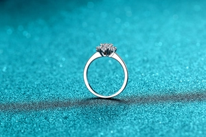 Vue latérale macro de la bague coeur en argent S925 avec détail de fleur moissanite