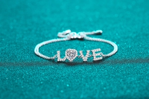 Vue macro du bracelet LOVE en argent S925 avec moissanite coeur et pavé de diamants