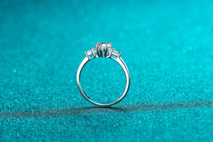 Vue détaillée d'une bague en argent S925 à trois pierres avec sertissage à six griffes