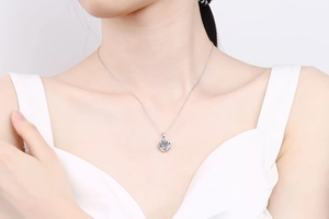 Dettaglio macro del ciondolo in argento 925 con moissanite scintillante sul collo