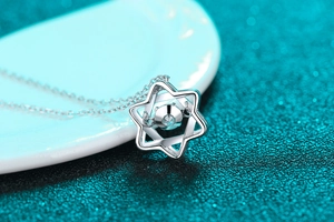 Détail du pendentif hexagramme en argent S925 avec moissanite mobile et chaîne fine