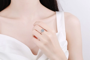 Détail macro de la bague en argent S925 sertie de zircons bleus sur la main d'une femme