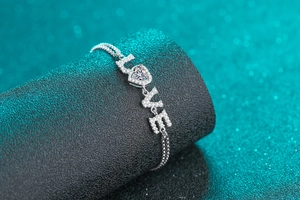 Gros plan détaillé du bracelet LOVE en argent S925 avec moissanite cœur et pavé de pierres
