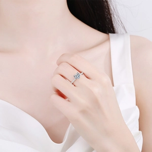 S925 sterling silver ring with heart-cut blue moissanite on a female finger