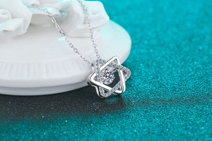 Vue macro du pendentif hexagramme en argent S925 avec moissanite sur support de fleur