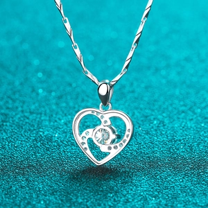 Collier pendentif cœur en argent S925 avec moissanite sur fond bleu sarcelle brillant