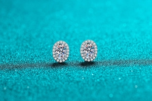 Vue macro de boucles d'oreilles halo ovales en argent S925 avec moissanite étincelante