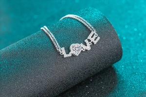 Détail macro du bracelet LOVE en argent S925 avec moissanite en cœur et pavé de pierres