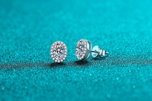 Macro des boucles d'oreilles moissanite ovales en argent 925 avec sertissage halo
