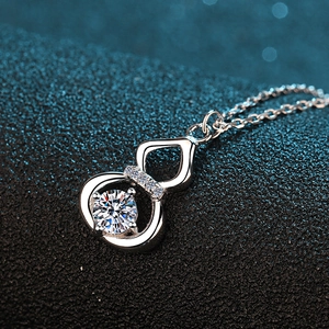 Elegante S925 Silberhalskette mit Moissanit-Anhänger auf blauem Bokeh-Hintergrund