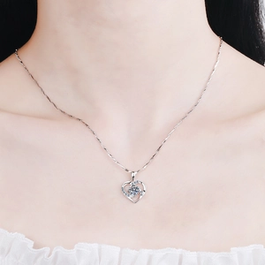 Collier élégant en argent S925 avec pendentif cœur et moissanite sur un mannequin