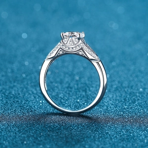 Bague élégante en argent 925 avec moissanite taille princesse et serti à quatre griffes