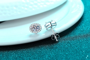 Macro détaillée de boucles d'oreilles halo moissanite taille ovale en argent 925