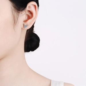 Élégantes boucles d'oreilles renne en argent S925 avec moissanite brillante sur modèle
