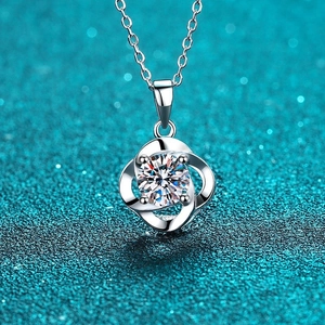 Collana in argento 925 con ciondolo moissanite a vortice a quattro griffe su blu