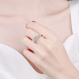 Bague en argent S925 avec moissanite taille princesse portée par un mannequin