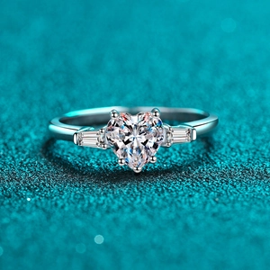 Bague de fiançailles classique en argent S925 avec pierre en cœur et pierres baguette