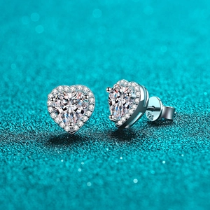 Boucles d'oreilles cœur en argent 925 avec halo de moissanite sur fond bleu scintillant