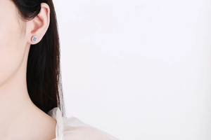 Gros plan d'une boucle d'oreille en moissanite argent S925 portée sur l'oreille