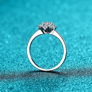 Bague en argent S925 avec moissanite en forme de cœur et serti à six griffes sur fond bleu